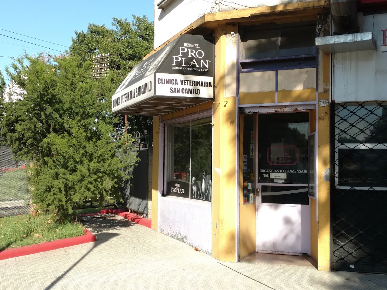 Entrada de Veterinaria San Camilo sobre Av. Monroe, Villa Urquiza