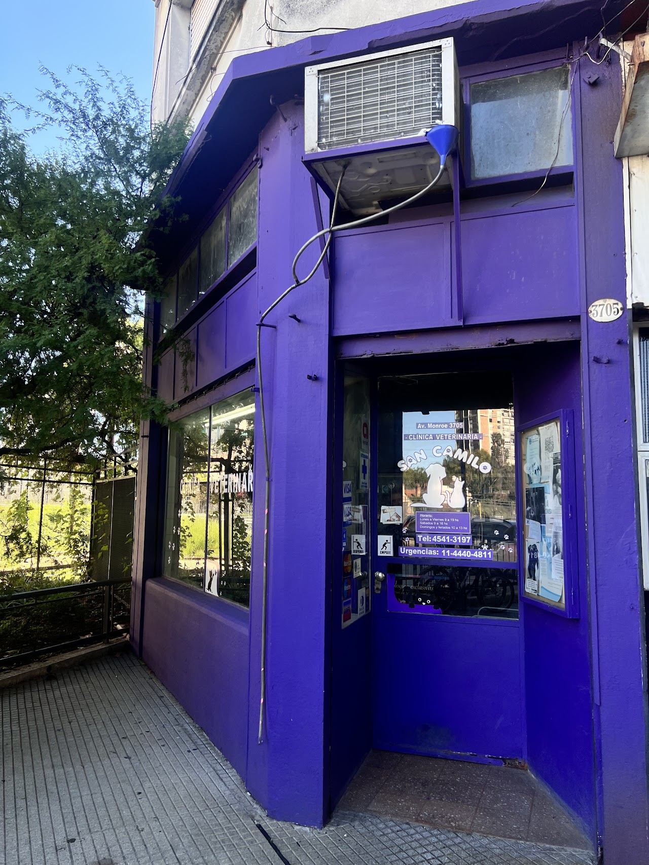Fachada violeta de Veterinaria San Camilo en Villa Urquiza